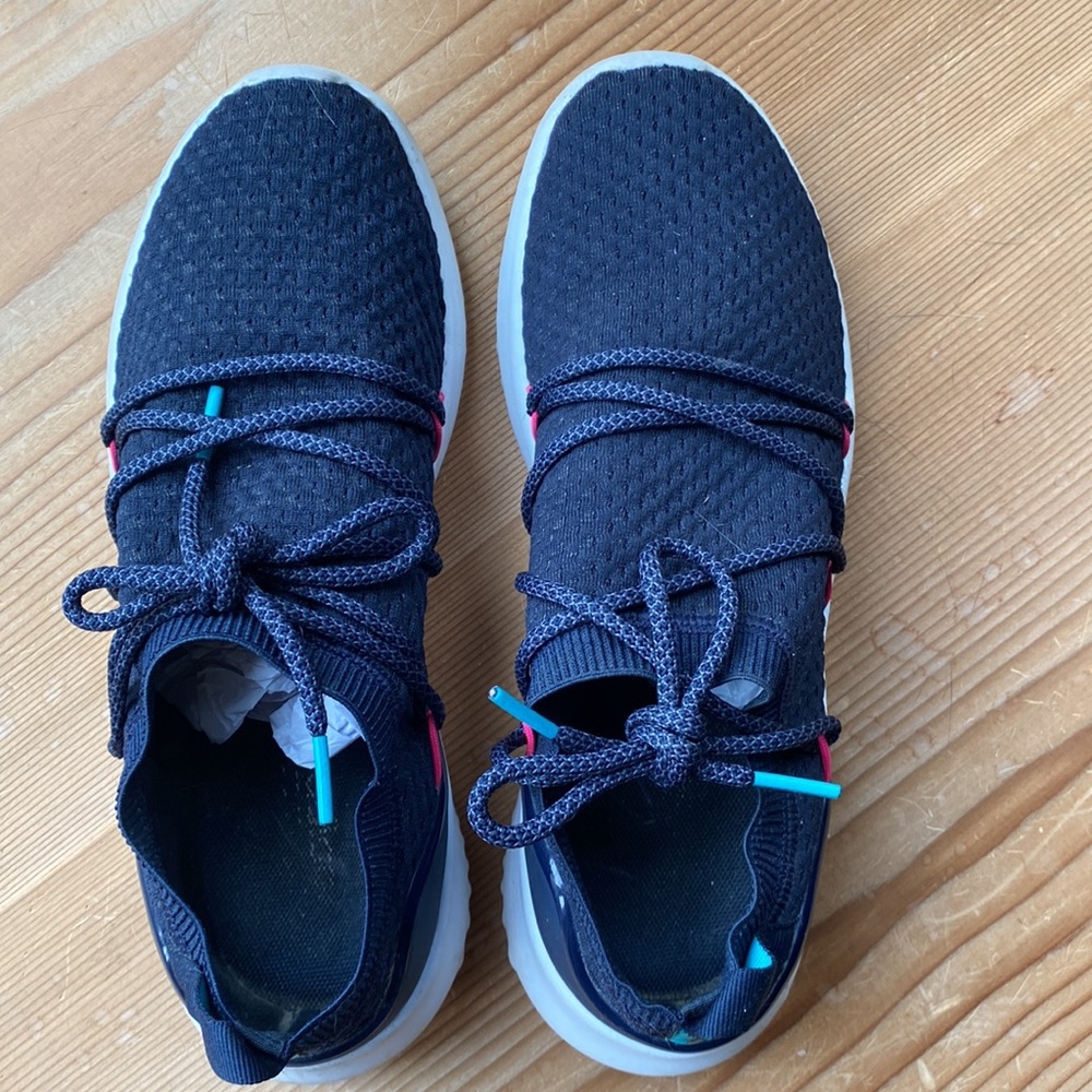 Adidas Women’s cloud foam Ultimamotion sneakers black size 8